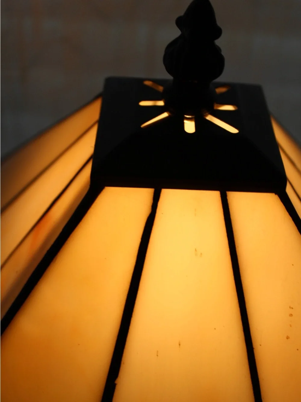 Tiffany-style Stained Glass Table Lamp in White, Green & Amber - Picture 7 of 10